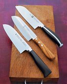 Santoku Messer auf einem Holzbrett 
