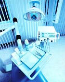 Zahnarztpraxis - Behandlungsstuhl mit Instrumenten und Apparaturen