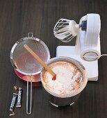 Mixer, Sieb, Rührschüssel, 2 Sticks löslicher Bohnenkaffee, Step 1