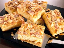 Butter cake with almonds