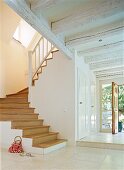 Flur mit Treppe, weißen Eichenbalken und antiker Haustür
