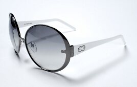 Blau getönte XXL-Sonnenbrille, mit schwarz-weißem Rahmen, Escada