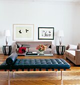 Helles Wohnzimmer mit einer Leder- Liege, Sofa, Tisch und Bildern