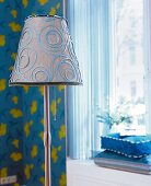 elegante Lampe, Lampenschirm mit blauem Muster, Kreise