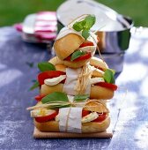 Minibaguettes belegt mit Tomaten, Mozzarella und Basilikum