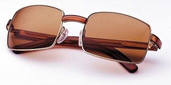 Freisteller: Rechteckige Brille mit braunen Gläsern von Gucci