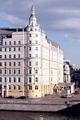 Hotel Baltschug Kempinski in Moskau von außen am Fluß