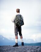 Ein Mann beim Wandern, Kniebundhose, Kniestrümfe, Rucksack, Symbol