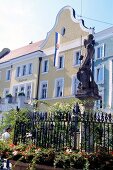 Passau: Fassade eines alten Hauses, Brunnen davor.