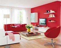 Großes Wohnzimmer mit rotem Sofa und Wand in rot, Flachbildschirm