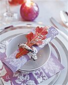 Perlen-Serviettenring mit Eichenblatt um lila Serviette