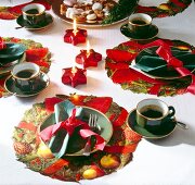 Table setting in red and green for Christmas