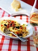 Spaghetti mit Tomaten-Oliven-Sauce 