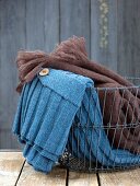 Wolljacke und warme Decke im Drahtkorb