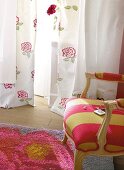 weisser Vorhang mit Rosenblüten Wollteppich, Sessel im Empire-Stil