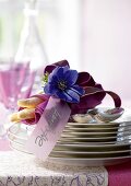 Platzhalter für den Tisch mit Blume Serviette und Spargel