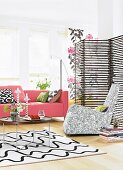 Living room with pink sofa, table and bamboo folding screen