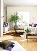 Wohnzimmer mit Steinwand, Couch und Couchtisch, beige, braun, naturfarbe