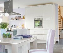 weiße Küche mit Essplatz offene Raumgestaltung