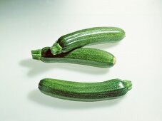 Gemüse aus aller Welt, Frei- steller: 3 dunkelgrüne Zucchini