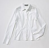 klassische Bluse in Weiß, freigestellt