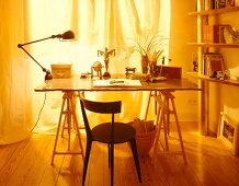 Schreibtisch mit Stuhl, Accessoires im Kolonial-Stil, Licht gelblich