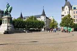 Stortorget, Malmös größter Markt mit Statue des Königs Karl Gustav  X.