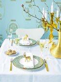 Tisch gedeckt in Gold, Hellblau und Weiß, kleine Rehfiguren auf Teller