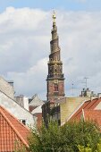 Erlöserkirche zwischen den Dächern in Christianshavn, Kopenhagen.