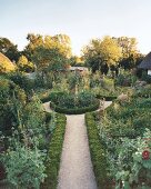 Bauerngarten in Deutschland, Gemüse- und Blumenbeete, grün