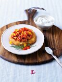 Kartoffelküchlein mit Paprikagemüse und Dill auf Teller, Ungarn