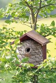 Vogelhäuschen, braunes Vogelhaus, "Bienenkorb", Nistkasten