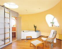 Badezimmer mit Whirlwanne und Minsauna in Gelb, Kegeldach