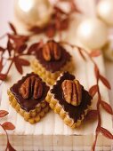 Pekannuss-Rauten mit Schokoladenglsur und halben Nüssen
