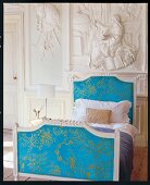 Einzelbett in Blau floral gemustert im Schlafzimmer in Weiß, Reliefe