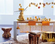 Tisch festlich gedeckt in Gold und Orange, Weihnachtskugeln, Bowle