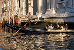 Gondel vor Fassaden am Canal Grande in Venedig, Wasser, Verkehr