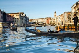 Gondel vor Fassaden am Canal Grande in Venedig, Wasser, Verkehr