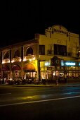 Restaurant Brasserie in Narbonne, Frankreich, Gebäude beleuchtet