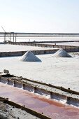 Salinen in Gruissan, Frankreich, 2 Salzhaufen, Wasserkanal
