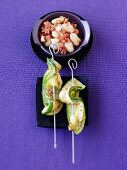 Zucchini-Sesam-Spiesse mit scharfen Limabohnen