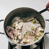 Fisch, Step 3: Fischfond zubereiten, Gemüse zu Karkassen geben