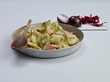 Bärlauch, Bärlauch-Kartoffel- Salat m. Räucherfisch, rote Zwiebeln