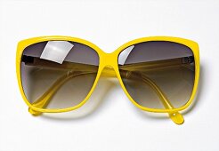 Große gelbe Sonnenbrille 