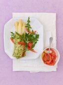 Spargel Päckchen mit Tomaten Vinaigrette und Rucola