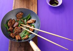 Putenfleisch mit Zuckerschoten aus dem Wok (Asien)