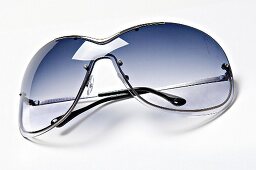 Rahmenlose Sonnenbrille mit Metall bügeln und blauen Gläsern