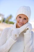 Frau in weißem Winterstrick, Titelmädchen, winterlich