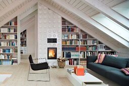 Wohnzimmer unterm Dach, Ofen, Bücherregale, Sitzecke, hell