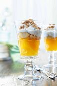 Orangen-Joghurt-Trifle mit Müslistreuseln